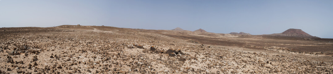 Fuerteventura, Isole Canarie: vista del paesaggio dell'isola con le montagne e la terra desertica il 31 agosto 2016