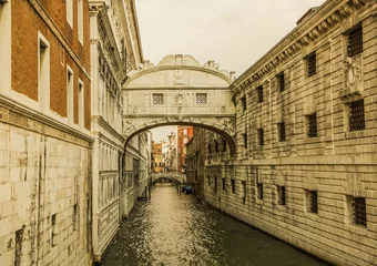 Papier Peint photo Lavable Canal канал в венеции.  улица старые здания канал. арка мост над каналом