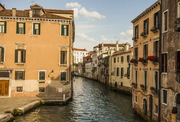 Cercles muraux Canal канал в венеции. узкая улица старые дома канал. 