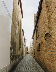 Fototapeta premium узкая улица каменные дома. узкая старая улица европа. 