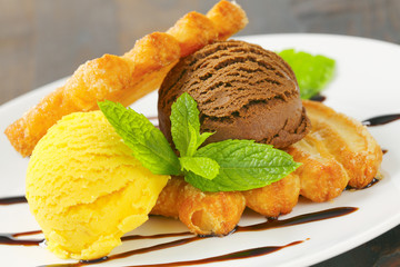 Ice cream with puff pastry biscuits