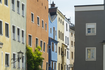 Fototapeta na wymiar Mittelalterliche Häuserfassaden in der Altstadt von Wasserburg
