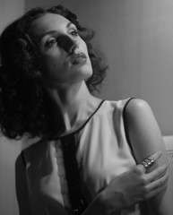 Портрет девушки модели в образе голливудской кинодивы двадцатого века мода стиль красота ностальгия портрет кинематограф
