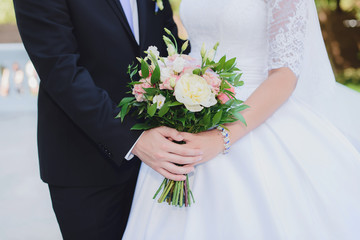 Букет в руках у жениха и невесты
