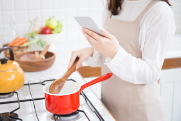女性　主婦　キッチン　