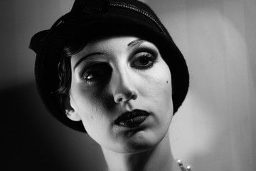 Женщина модель в образе голливудской кинозвезды мода стиль красота макияж портрет кинематограф история