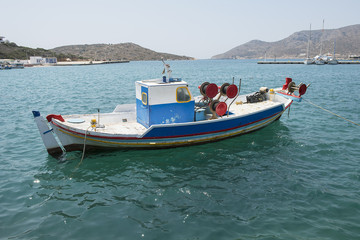 Fototapeta premium Einzelnes Fischerboot am Hafen, auf der Insel Lipsi, Dodekanes, Griechenland