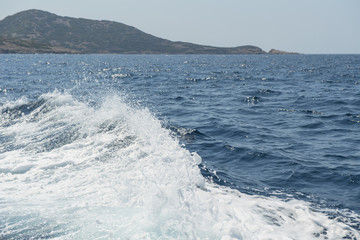 Wellen eines Ausflugbootes bei der Insel Lipsi, Dodekanes, Griechenland