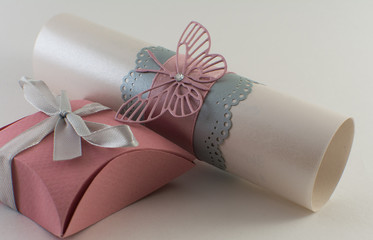 Приглашение на свадьбу и коробочка с сюрпризом.