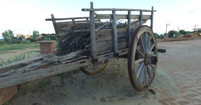 Carretto di legno con legna per campagna