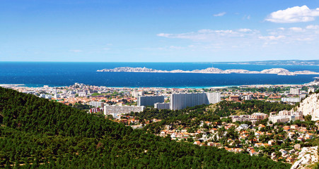 Marseille au creux des collines