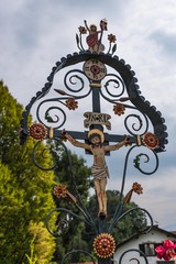 Fototapeta na wymiar Kunstvolles Grabkreuz aus Schmiedeeisen
