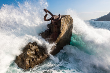 Fototapeta premium Rzeźba „Peine de los Vientos” w San Sebastian w Hiszpanii