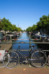 Fototapeta na wymiar Fahrrad vor Kanal (Gracht) in Amsterdam