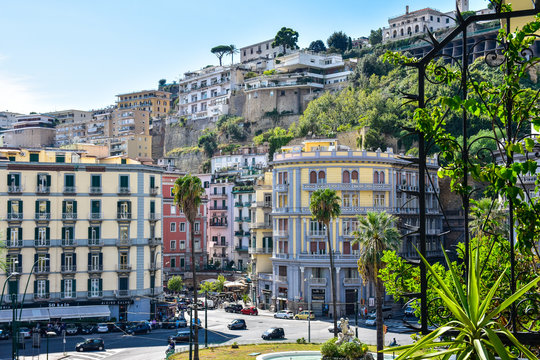 Napoli, Italia. Vista dei palazzi Via Antonio Gramsci. 