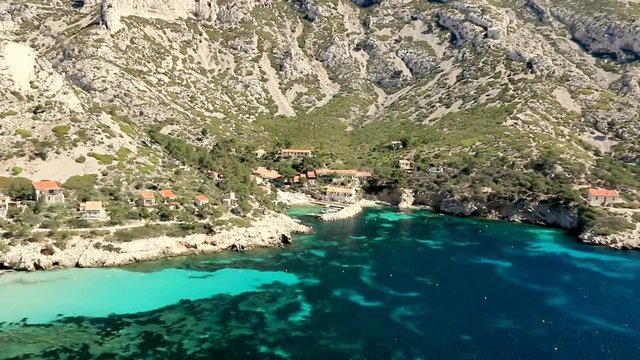 Petit port nich&eacute; dans sa calanque