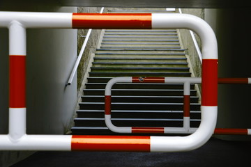 Strassenunterführung mit Schranken