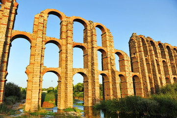 Obraz premium Acueducto romano de los Milagros en la ciudad romana de Emerita Augusta actual Mérida, España