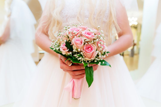 Beautiful wedding bouquet of pink roses in bride’s hands