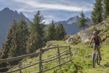Fototapeta na wymiar Mountainbiketour in den Ötztaler Alpen