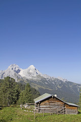 Fototapeta na wymiar Almhütte im Wettersteingebirge