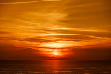 Fototapeta Piękny złocisty zachód słońca z widokiem na ocean obraz