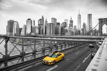 Keuken foto achterwand New York taxi taxi die brooklyn bridge oversteekt