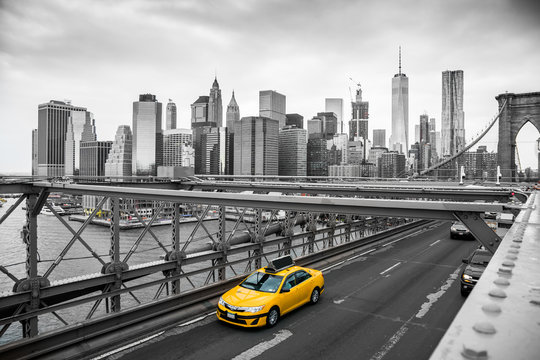 Fototapeta taxi crossing brooklyn bridge 