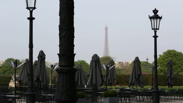 Черные зонты от солнца, похожие на хиджабы на фоне Эйфелевой башни.