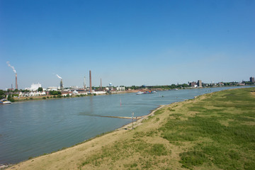Fototapeta na wymiar Rhein bei Duisburg
