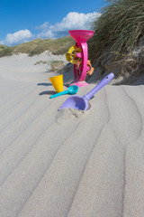 Spielen im Sand am Strand im Urlaub