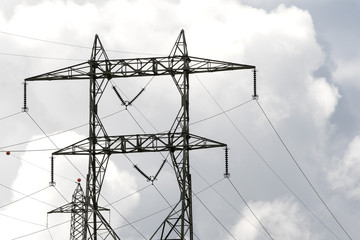 Hochspannungs Strommasten für die elektrische Energieversorgung auf felsigem Untergrund und...
