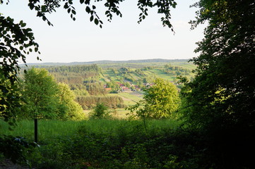Widok na pola wiosną