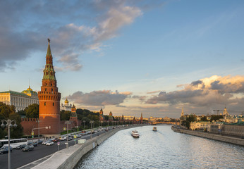 Obraz premium Cruise ship in front of the Kremlin on the Moscow River. Russia.