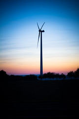 Obraz premium Wind turbine sunset