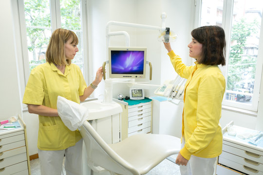 Due bellissime dottoresse giovani in studio dentistico 