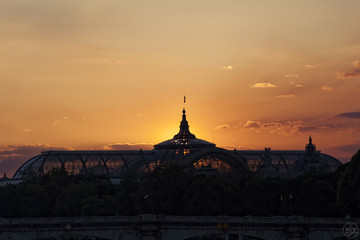 Fototapeta premium Coucher de soleil sur le grand palais