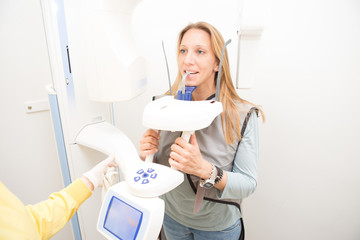 Paziente dal dentista per cure dei denti 
