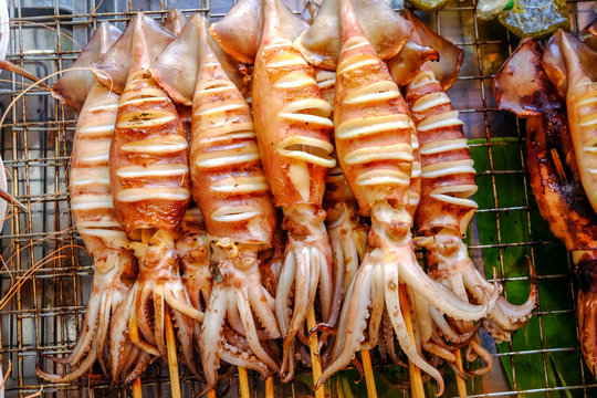 Grilled squid, seafood in Amphawa Floating Market. With a pleasant taste delicious Thai and foreign tourists.