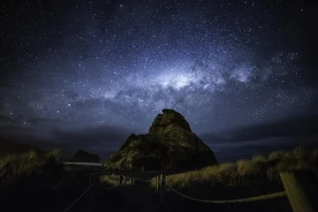 Afwasbaar Fotobehang Nieuw-Zeeland Melkweg over Piha beach Auckland Nieuw-Zeeland