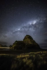 Gordijnen Melkweg over Piha beach Auckland Nieuw-Zeeland © cloud9works