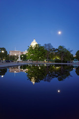 Fototapeta na wymiar Night view at the pond and the US Capitol