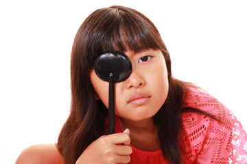 Obraz premium 視力検査を受ける女の子