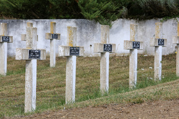 Commonweatlth war Graves. Tombes de guerre Commonwealth. Cimetire militaire Franais comprenant 328 tombes de ColumŽriens, d'Anglais, Hollandais et d'Africains morts pour la France en 1914-1918.
