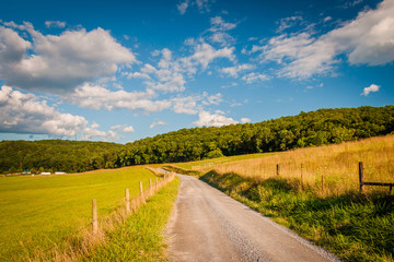 Fototapeta na wymiar Dirt road and farm fields in the rural Shenandoah Valley of Virg
