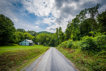 Fototapeta na wymiar Dirt road and house in the rural Shenandoah Valley, Virginia.