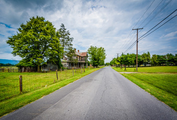 Fototapeta na wymiar Farm along a country road in Elkton, in the Shenandoah Valley of