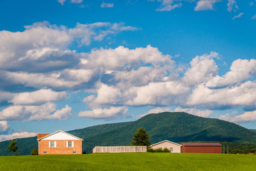 Fototapeta na wymiar Houses and view of distant mountains in the rural Shenandoah Val