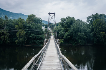 Fototapeta premium Swinging bridge in Buchanan, Virginia.