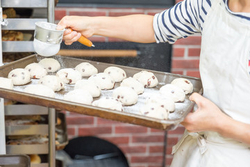 日本のパン屋さんで働く日本人女性パン職人
